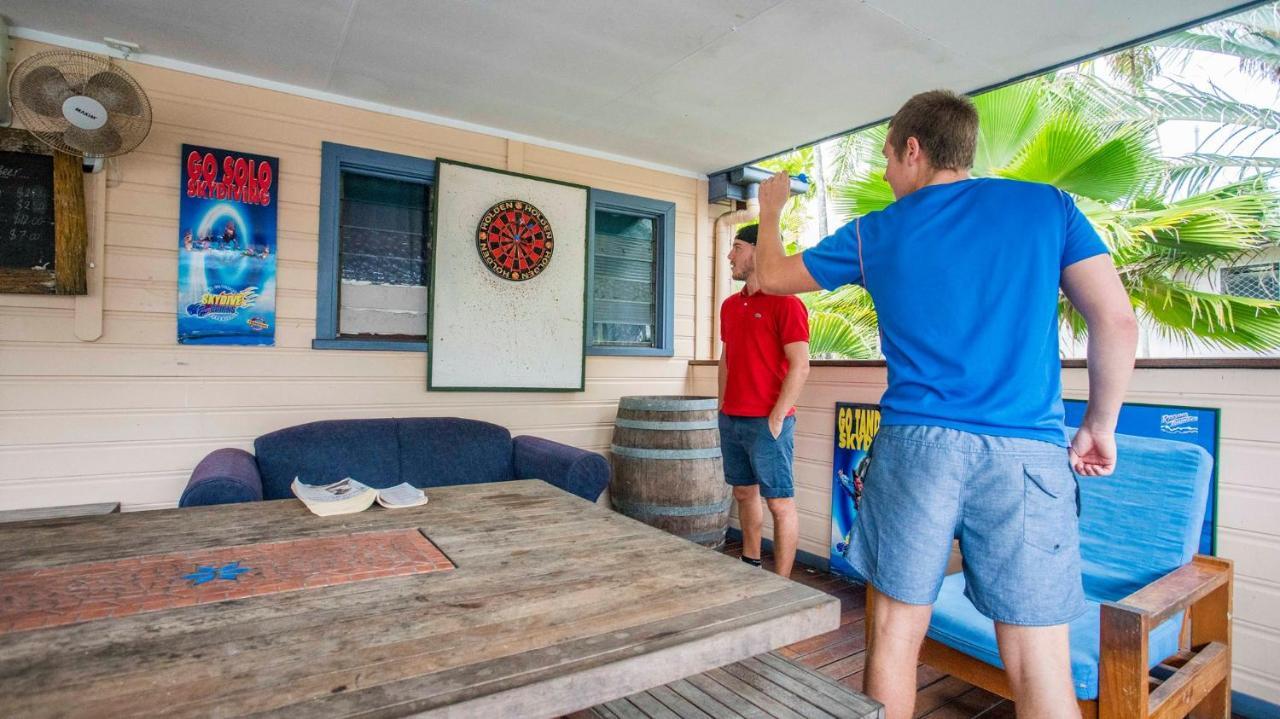 Castaways Backpackers Cairns Hostel Exterior photo